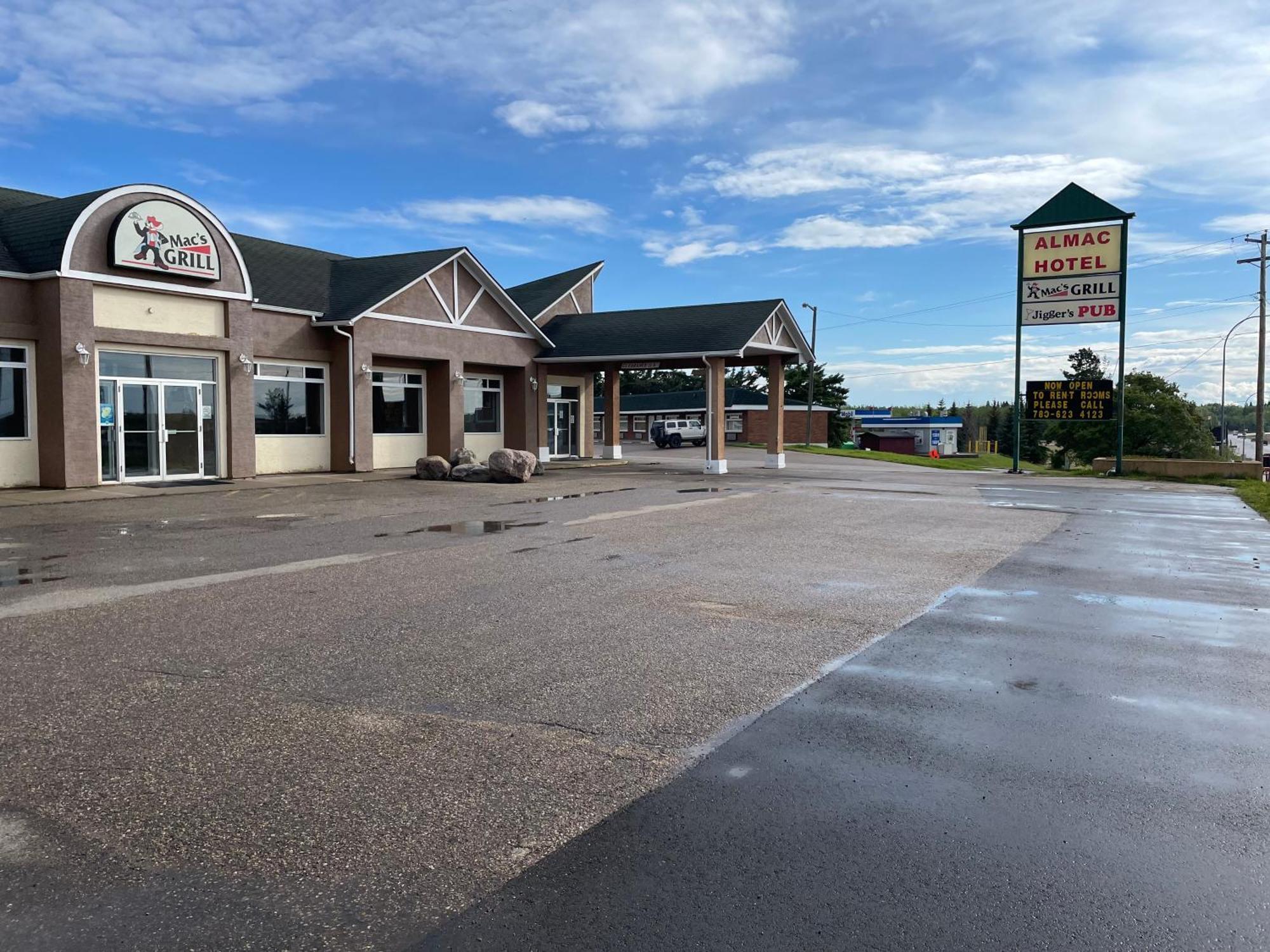 Almac Hotel Lac La Biche Exterior photo
